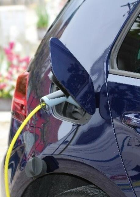 Elektroauto am Ladekabel