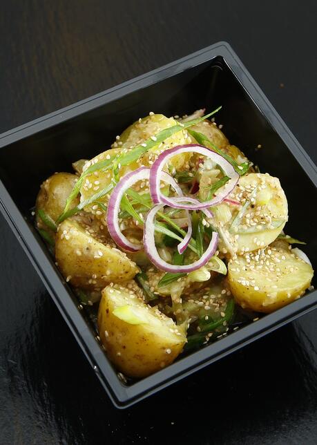 Gericht in Einweg-Plastik-Box