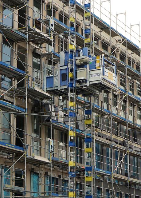 Mehrstöckiges Gebäude mit Baugerüst